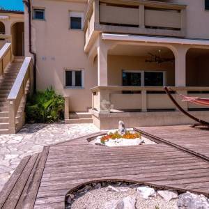 Hrvatska, Zadar, Vir - luksuzna vila s 3 apartmana i garažom, velikim parkingom i dvorištem,  191.32 m2, 30 m do plaže
