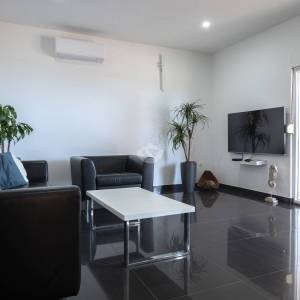 Hrvatska, Zadar, Vir - luksuzna vila s 3 apartmana i garažom, velikim parkingom i dvorištem,  191.32 m2, 30 m do plaže