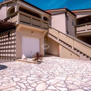 Hrvatska, Zadar, Vir - luksuzna vila s 3 apartmana i garažom, velikim parkingom i dvorištem,  191.32 m2, 30 m do plaže