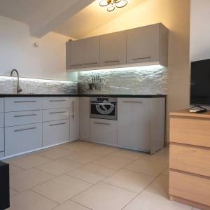 Hrvatska, Zadar, Vir - luksuzna vila s 3 apartmana i garažom, velikim parkingom i dvorištem,  191.32 m2, 30 m do plaže