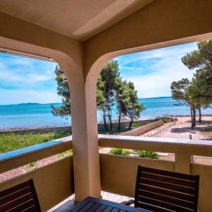 Hrvatska, Zadar, Vir - luksuzna vila s 3 apartmana i garažom, velikim parkingom i dvorištem,  191.32 m2, 30 m do plaže