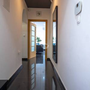 Hrvatska, Zadar, Vir - luksuzna vila s 3 apartmana i garažom, velikim parkingom i dvorištem,  191.32 m2, 30 m do plaže