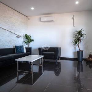 Hrvatska, Zadar, Vir - luksuzna vila s 3 apartmana i garažom, velikim parkingom i dvorištem,  191.32 m2, 30 m do plaže