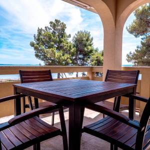 Hrvatska, Zadar, Vir - luksuzna vila s 3 apartmana i garažom, velikim parkingom i dvorištem,  191.32 m2, 30 m do plaže