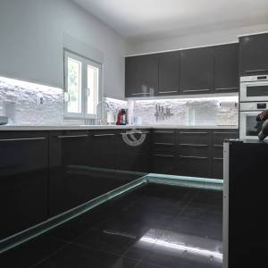 Hrvatska, Zadar, Vir - luksuzna vila s 3 apartmana i garažom, velikim parkingom i dvorištem,  191.32 m2, 30 m do plaže