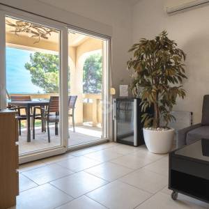 Hrvatska, Zadar, Vir - luksuzna vila s 3 apartmana i garažom, velikim parkingom i dvorištem,  191.32 m2, 30 m do plaže