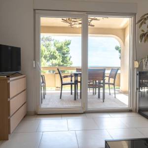 Hrvatska, Zadar, Vir - luksuzna vila s 3 apartmana i garažom, velikim parkingom i dvorištem,  191.32 m2, 30 m do plaže
