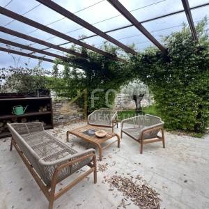 Istra, Buje, Kaštel - okolica, kamena vila s bazenom