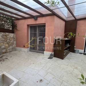 Istra, Buje, Kaštel - okolica, kamena vila s bazenom