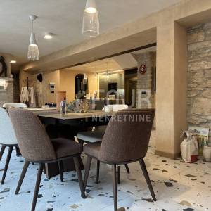 Istra, Buje, Kaštel - okolica, kamena vila s bazenom