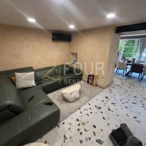 Istra, Buje, Kaštel - okolica, kamena vila s bazenom