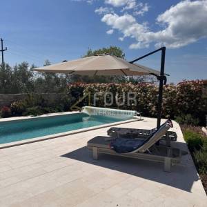Istra, Buje, Kaštel - okolica, kamena vila s bazenom