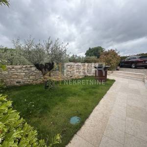 Istra, Buje, Kaštel - okolica, kamena vila s bazenom