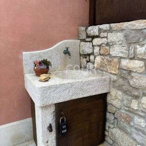 Istra, Buje, Kaštel - okolica, kamena vila s bazenom