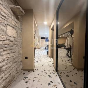 Istra, Buje, Kaštel - okolica, kamena vila s bazenom