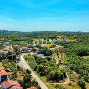 ISTRA, BUJE (okolica) - Zemljište s građevinskom dozvolom