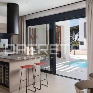 Istra, Fažana – samostojeća vila s bazenom, 50 m od plaže, 4 spavaće sobe, 322 m