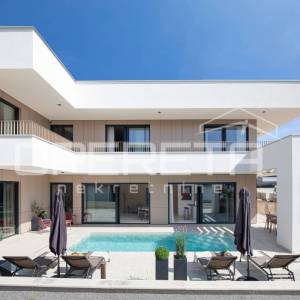 Istra, Fažana – samostojeća vila s bazenom, 50 m od plaže, 4 spavaće sobe, 322 m
