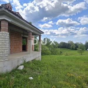 ISTRA, GRAČIŠĆE - Ekskluzivna privatnost, mir i otvoreni pogled – kuća s velikom okućnicom