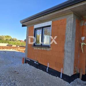ISTRA, KAŠTELIR - Tri prizemnice s bazenom, novogradnja