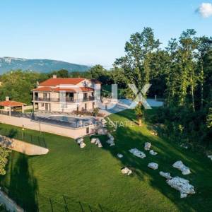 ISTRA, LABIN, PIĆAN - Luksuzna vila s pogledom ispred zelene zone, velika okućnica - Rijetkost na tržištu!!