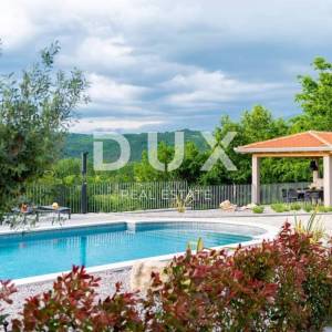 ISTRA, LABIN, PIĆAN - Luksuzna vila s pogledom ispred zelene zone, velika okućnica - Rijetkost na tržištu!!