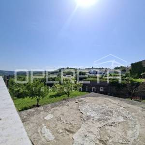 Istra, Momjan – kuća na tri etaže s otvorenim pogledom i dvorištem