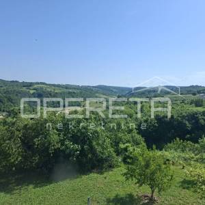 Istra, Momjan – kuća na tri etaže s otvorenim pogledom i dvorištem