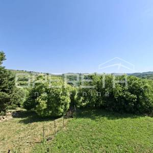 Istra, Momjan – kuća na tri etaže s otvorenim pogledom i dvorištem