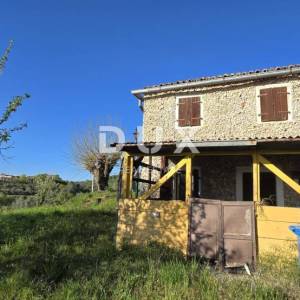 ISTRA, MOMJAN – POVIJESNA KAMENA KUĆA S PROJEKTOM PREUREĐENJA