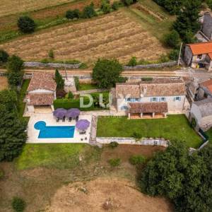 ISTRA, MOTOVUN - Kamena kuća s bazenom i prostranom okućnicom