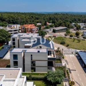 ISTRA, NOVIGRAD - Stan s vrtom u suvremenoj novogradnji