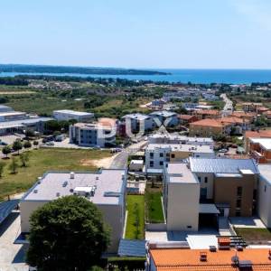 ISTRA, NOVIGRAD - Stan s vrtom u suvremenoj novogradnji