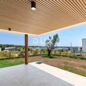 ISTRA, NOVIGRAD - Stan s vrtom u suvremenoj novogradnji