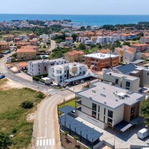ISTRA, NOVIGRAD - Stan s vrtom u luksuznoj novogradnji