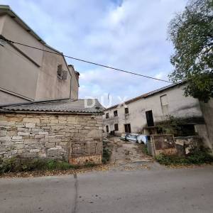 ISTRA, PAZIN - Samostojeća kamena kuća za djelomičnu adaptaciju