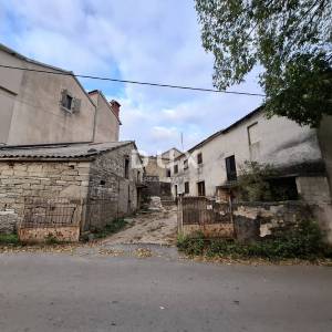 ISTRA, PAZIN - Samostojeća kamena kuća za djelomičnu adaptaciju