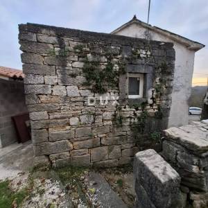 ISTRA, PAZIN - Samostojeća kamena kuća za djelomičnu adaptaciju