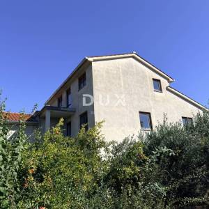 ISTRA, POMER - samostojeća kuća 250m2 s garažom i okućnicom, 150m od mora