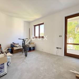 ISTRA, POMER - samostojeća kuća 250m2 s garažom i okućnicom, 150m od mora
