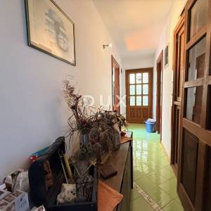 ISTRA, POMER - samostojeća kuća 250m2 s garažom i okućnicom, 150m od mora
