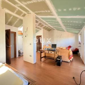 ISTRA, POMER - samostojeća kuća 250m2 s garažom i okućnicom, 150m od mora