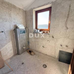 ISTRA, POMER - samostojeća kuća 250m2 s garažom i okućnicom, 150m od mora