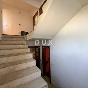 ISTRA, POMER - samostojeća kuća 250m2 s garažom i okućnicom, 150m od mora