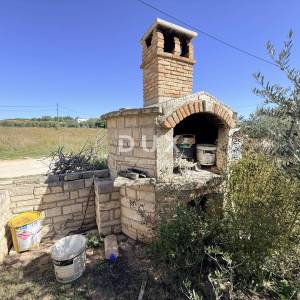 ISTRA, POMER - samostojeća kuća 250m2 s garažom i okućnicom, 150m od mora