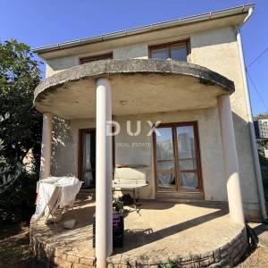 ISTRA, POMER - samostojeća kuća 250m2 s garažom i okućnicom, 150m od mora