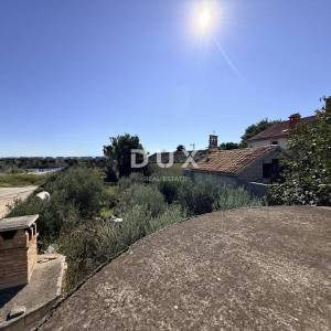 ISTRA, POMER - samostojeća kuća 250m2 s garažom i okućnicom, 150m od mora
