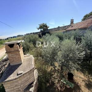 ISTRA, POMER - samostojeća kuća 250m2 s garažom i okućnicom, 150m od mora