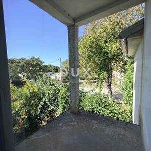 ISTRA, POMER - samostojeća kuća 250m2 s garažom i okućnicom, 150m od mora