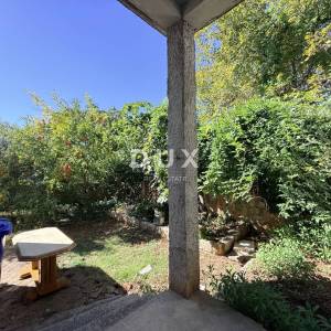 ISTRA, POMER - samostojeća kuća 250m2 s garažom i okućnicom, 150m od mora